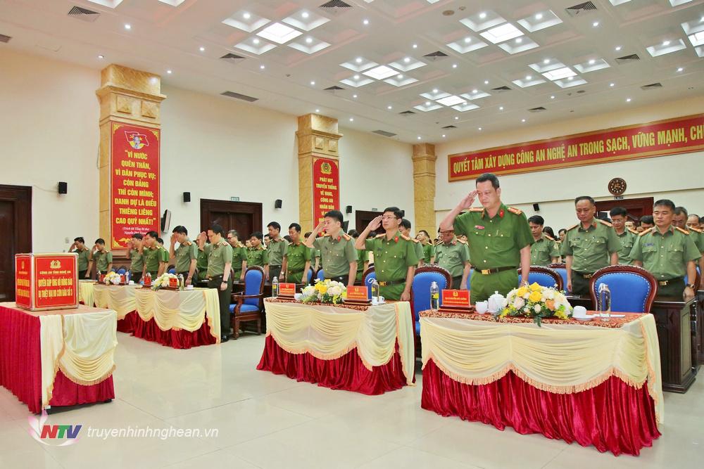 Các đồng chí Lãnh đạo Công an tỉnh; lãnh đạo các phòng, ban và cán bộ, chiến sỹ tưởng niệm cán bộ, chiến sỹ hy sinh trong quá trình thực hiện nhiệm vụ cứu nạn, cứu hộ và Nhân dân thiệt mạng do hậu quả của cơn bão số 3