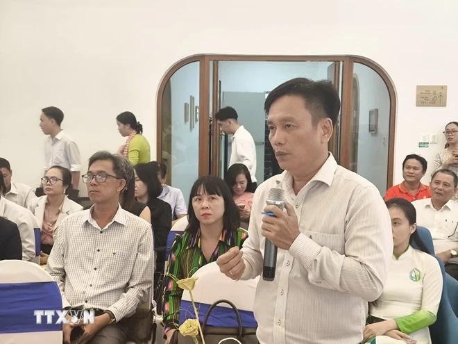 Delegados hablando en el seminario. (Foto: Huynh Phuc Hau/VNA)