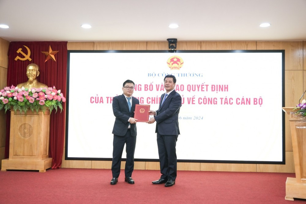 Thừa ủy quyền của Thủ tướng Chính phủ, Bộ trưởng Bộ Công Thương Nguyễn Hồng Diên trao Quyết định điều động, bổ nhiệm ông Trương Thanh Hoài, Cục trưởng Cục Công nghiệp (Bộ Công Thương) giữ chức Thứ trưởng Bộ Công Thương. (Ảnh: Đức Duy/Vietnam+)
