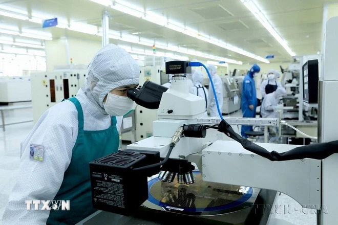 한국이 100% 투자한 하나마이크론비나(Hana Micron Vina Co., Ltd.)는 휴대폰 및 기타 스마트 전자 제품에 사용되는 집적회로기판(ICB) 제조 및 가공을 전문으로 합니다. (사진: 투안 안/VNA)