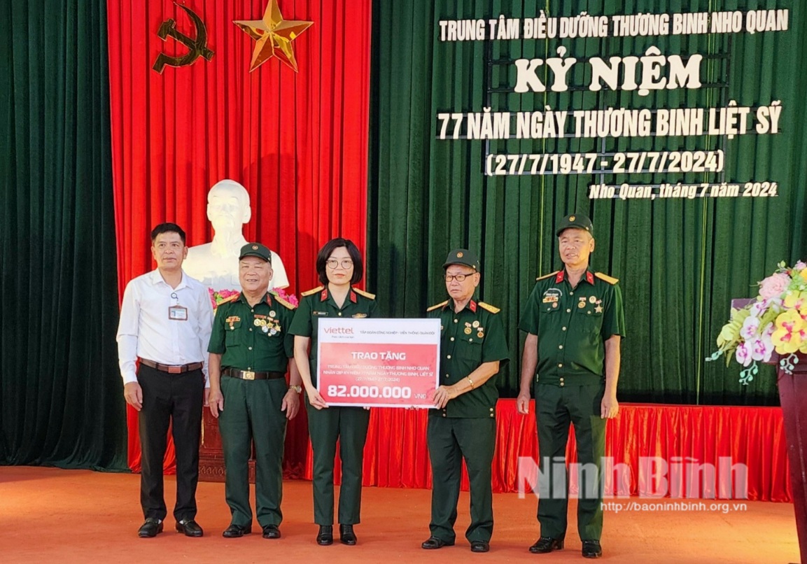 Viettel Ninh Binh visits and gives gifts to wounded soldiers