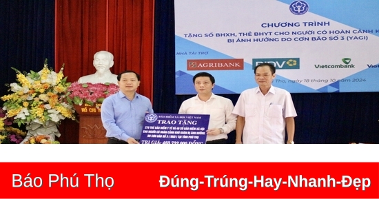 Trao tặng sổ BHXH, thẻ BHYT tại huyện Hạ Hòa