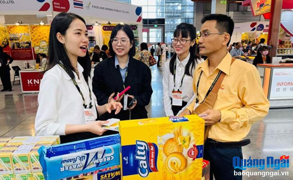 Les produits de confiserie Biscafun (Quang Ngai Sugar Joint Stock Company) sont exposés et présentés à la Foire internationale de l'alimentation de Taipei 2024. Photo : VU THAO