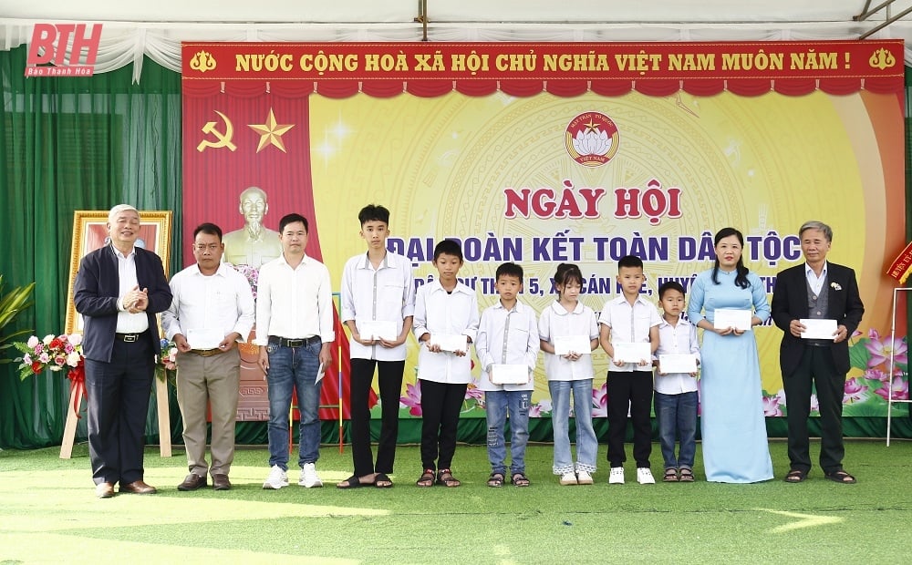 Le président du Comité populaire provincial, Do Minh Tuan, a assisté à la Journée de la Grande Unité nationale dans la zone résidentielle 5 de la commune de Can Khe