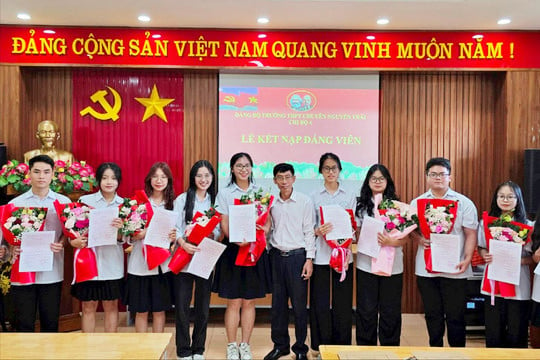 20 học sinh Trường THPT chuyên Nguyễn Trãi được kết nạp Đảng, nhiều nhất từ trước đến nay