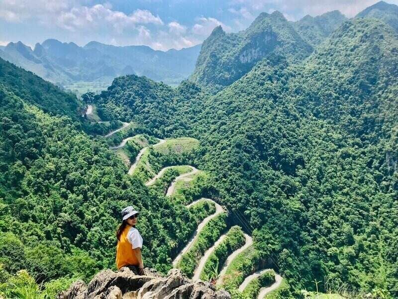 ភ្ញៀវ​ទេសចរ​ឆែក​ឆេរ​ឆ្លង​កាត់ Khau Coc Cha នៅ​កំពូល​ភ្នំ​ទល់មុខ។ រូបថត៖ Tracy Nguyen