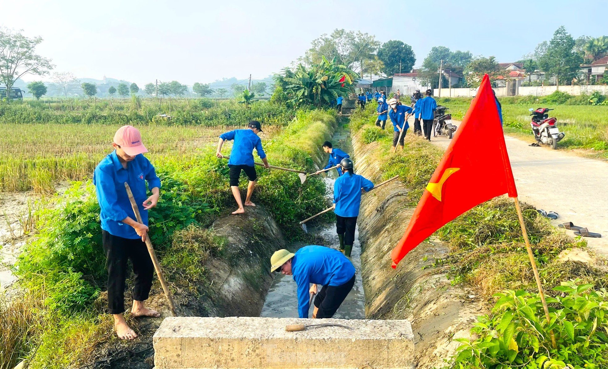 Hàng nghìn đoàn viên thanh niên nạo vét kênh mương, hưởng ứng ngày toàn dân làm thủy lợi ảnh 14