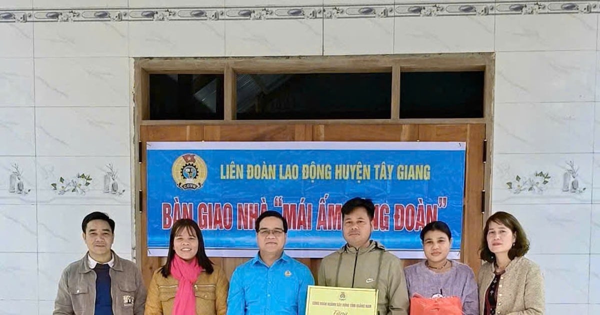 Der Tay Giang District Labor Federation spendet das „Union Shelter“-Haus an Mitglieder in Not