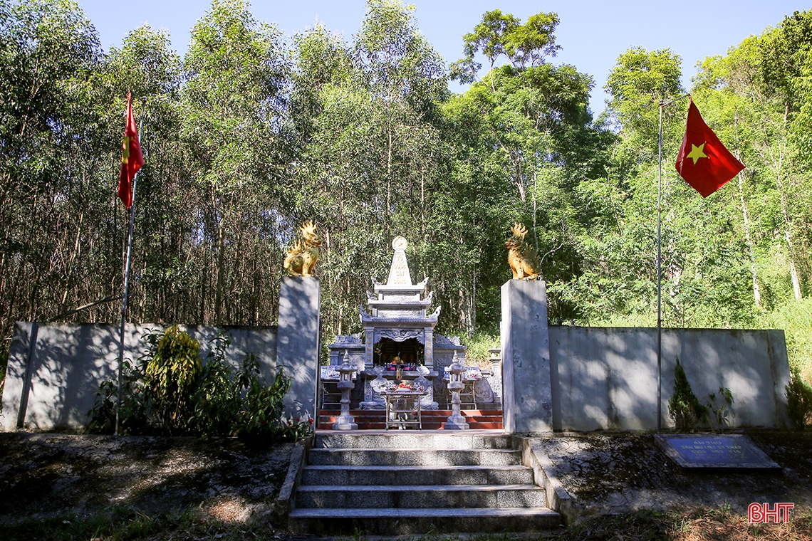 Visita al santuario de seis jóvenes voluntarias mártires en medio del bosque de Huong Khe