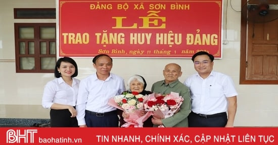 Trao Huy hiệu 70 năm tuổi Đảng cho 2 đảng viên ở Hương Sơn