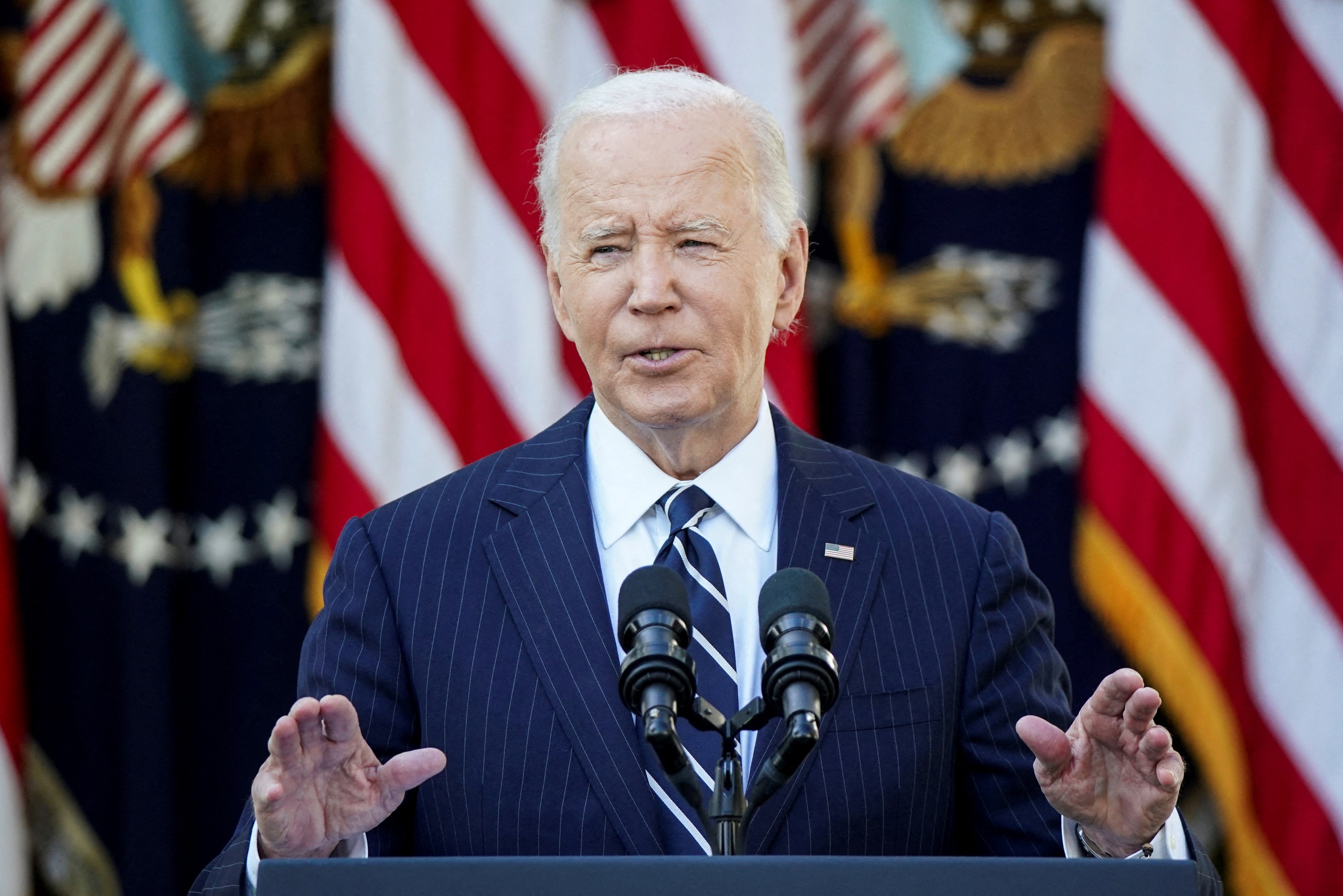 Ông Biden hứa chuyển giao quyền lực hòa bình và trật tự cho ông Trump- Ảnh 1.