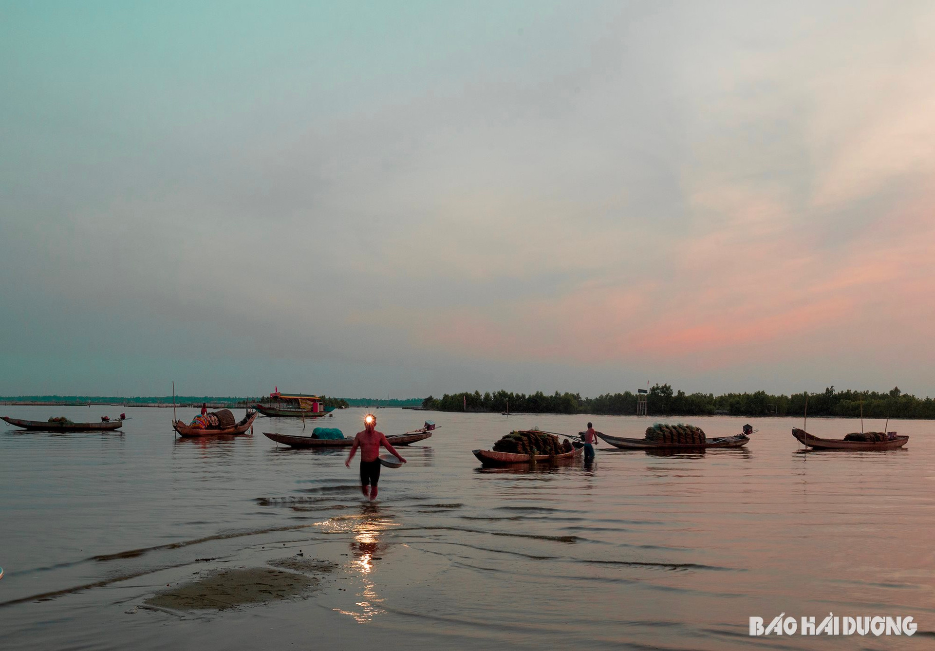 Los pescadores regresan a la orilla después de un viaje en el mar.