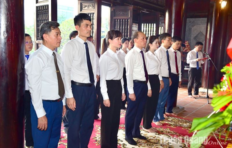 สำนักงานคณะกรรมการพรรคประจำจังหวัดจุดธูปเทียนที่วัดประธานโฮจิมินห์