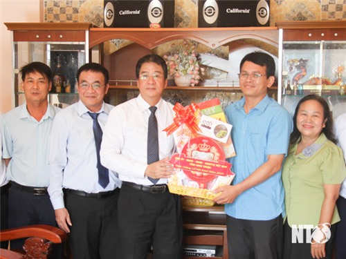 Comrade Nguyen Long Bien, member of the Provincial Party Committee, Vice Chairman of the Provincial People's Committee visited and presented gifts to outstanding Cham individuals and families.