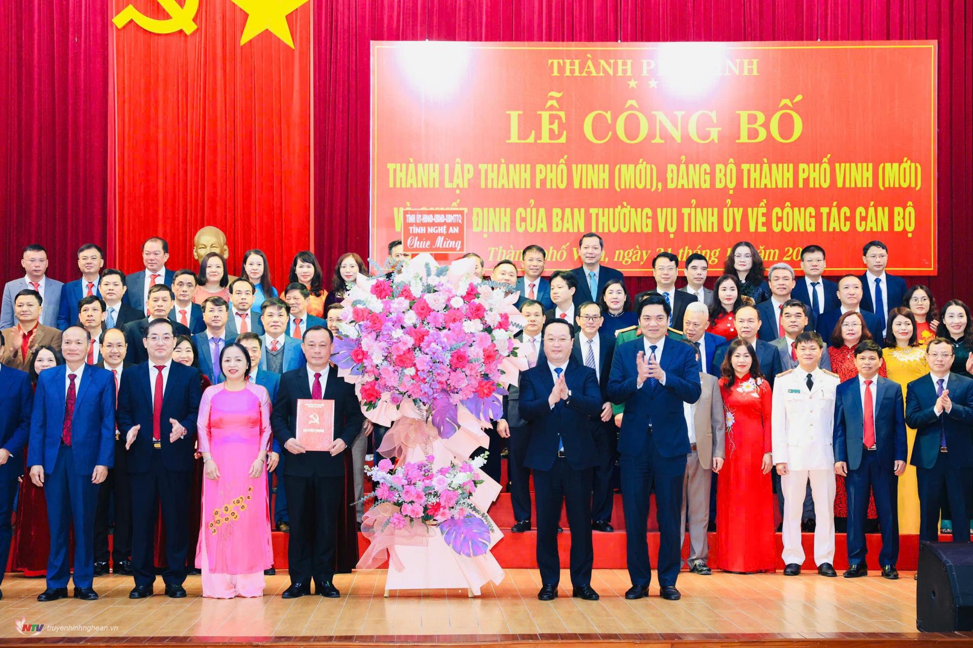 Ceremony to announce the establishment of Vinh City (New), Vinh City Party Committee (New) and Decision on personnel work