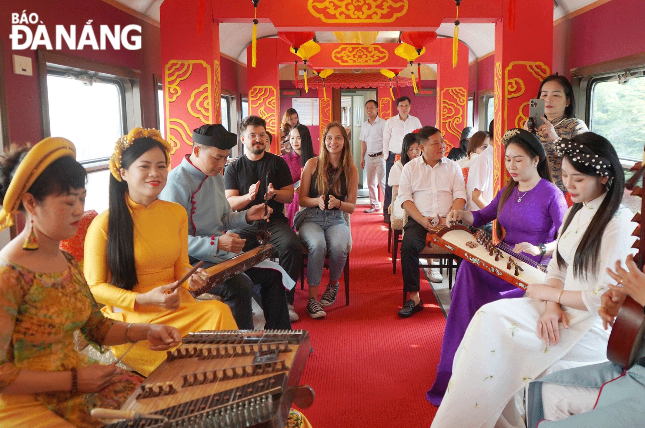 Du khách trong nước và quốc tế thưởng thức âm nhạc truyền thống trên chuyến tàu du lịch Thừa Thiên Huế - Đà Nẵng. Ảnh: CHIẾN THẮNG