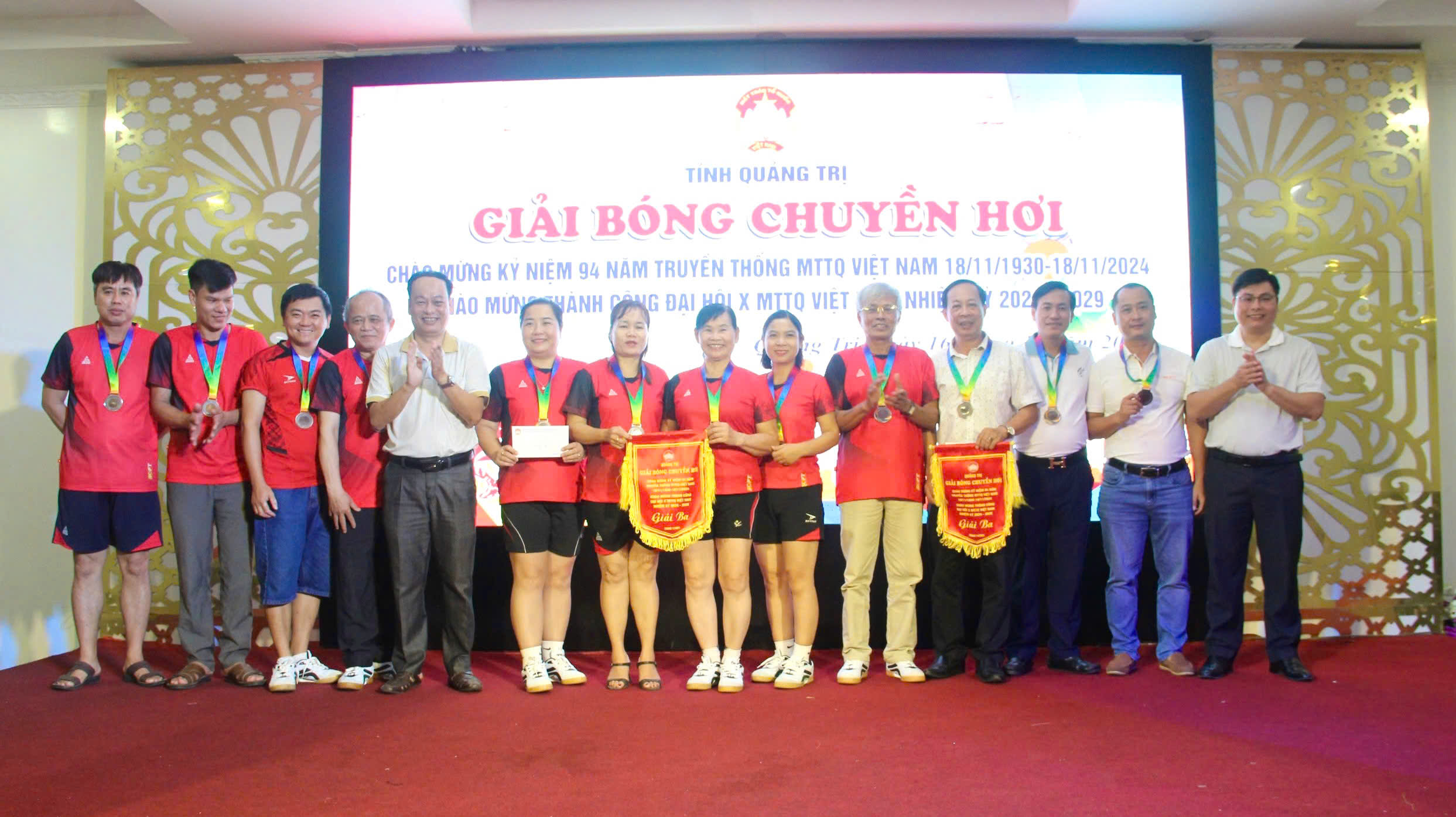 Abschlusszeremonie des Volleyballturniers anlässlich des 94. Jahrestages des Traditionellen Tages der Vietnamesischen Vaterländischen Front