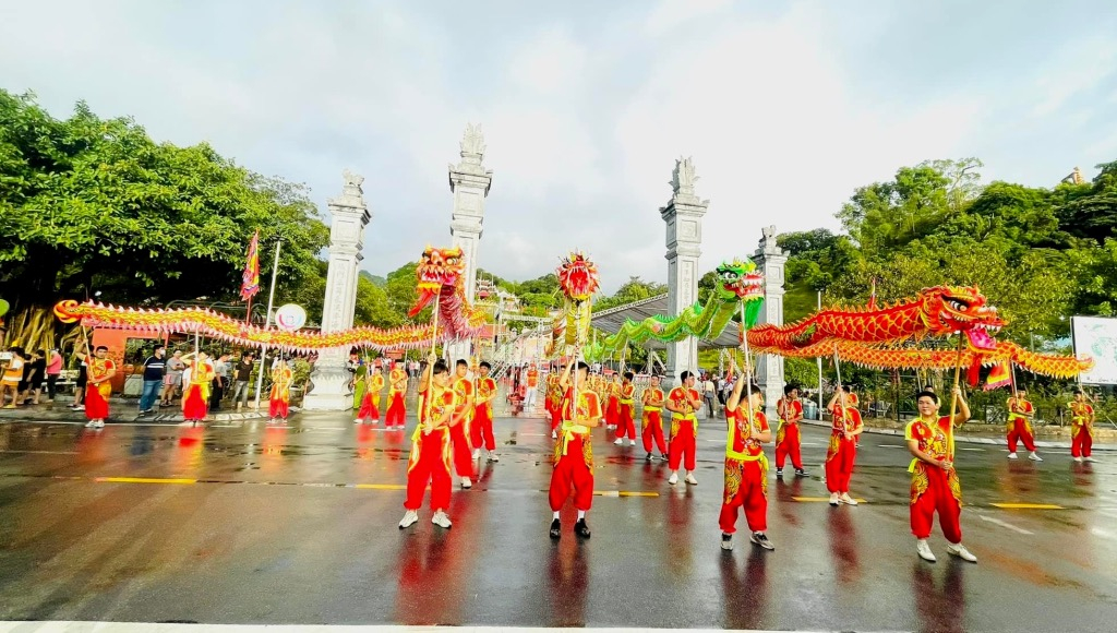 Hong Long Street se produit au festival du temple Cua Ong à l'automne 2022.