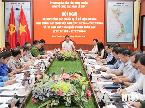 El Comité Popular Provincial celebró una reunión para escuchar un informe sobre los preparativos para organizar actividades para celebrar el 80º aniversario de la fundación del Ejército Popular de Vietnam.