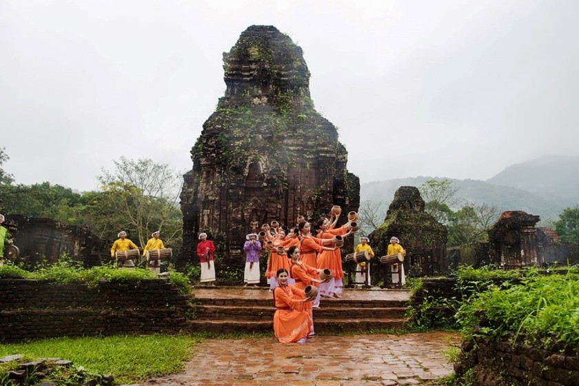 Du khách sẽ được đắm chìm trong không gian văn hóa, nghệ thuật khi đến hai di sản văn hóa Mỹ Sơn và Hội An vào dịp Tết này.