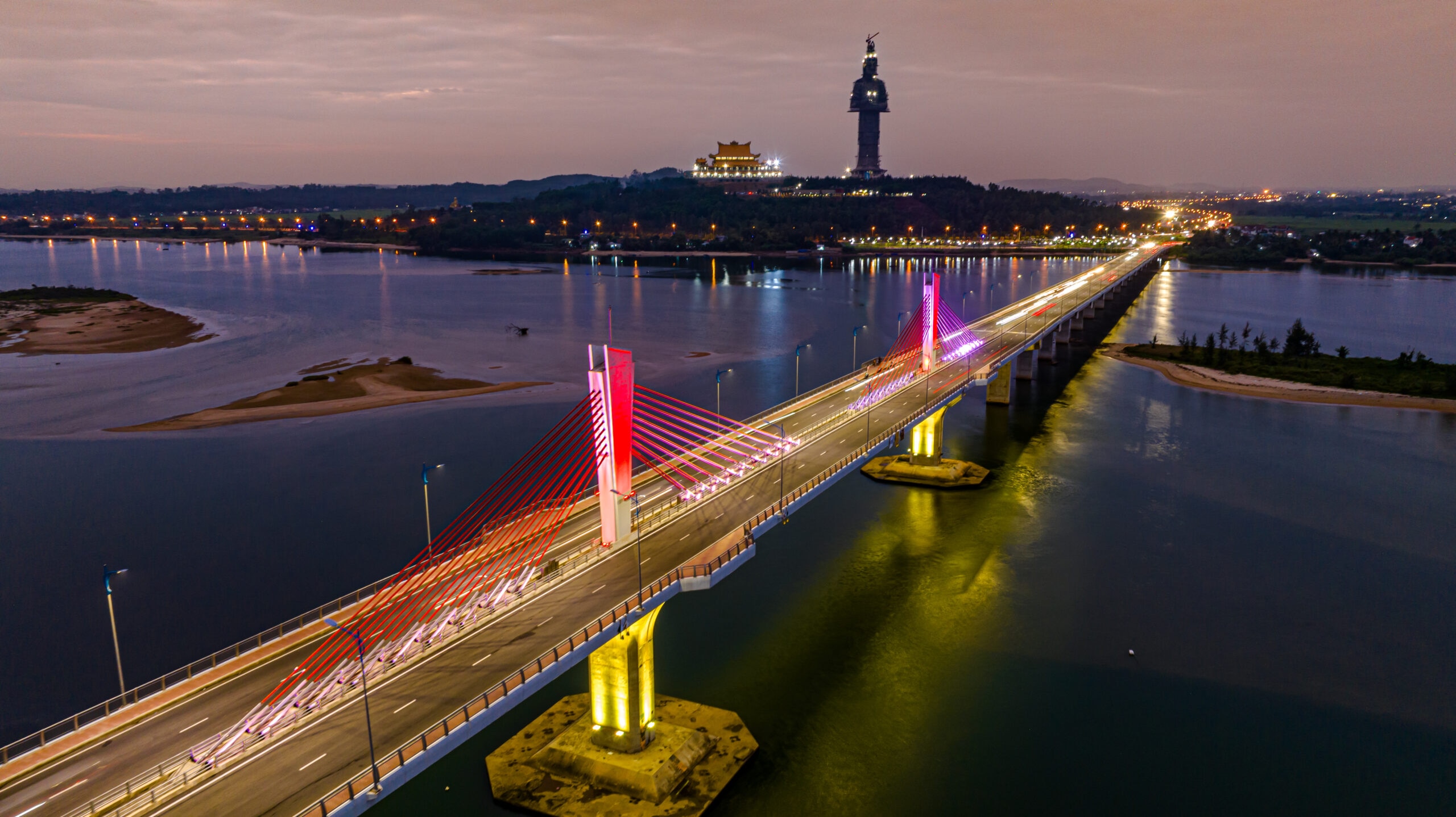 Regardez le scénario d'éclairage sur le pont de 2 250 milliards de VND au bout de la rivière Tra Khuc