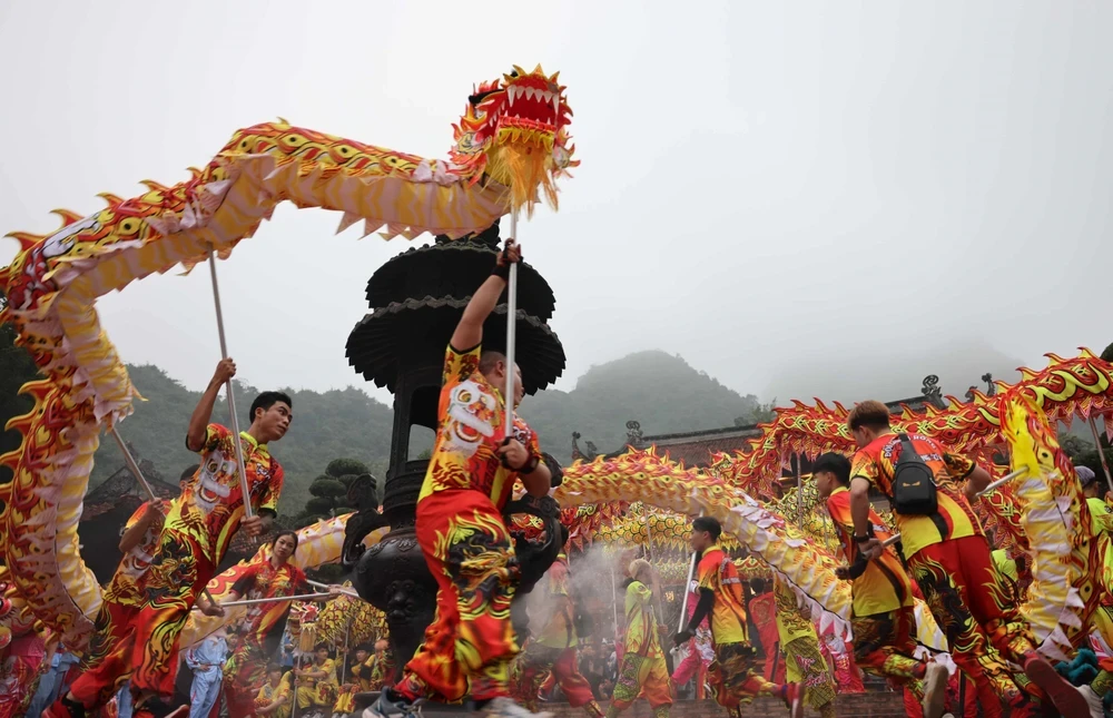 2024년 지압틴 봄에 Huong Pagoda Festival 개막