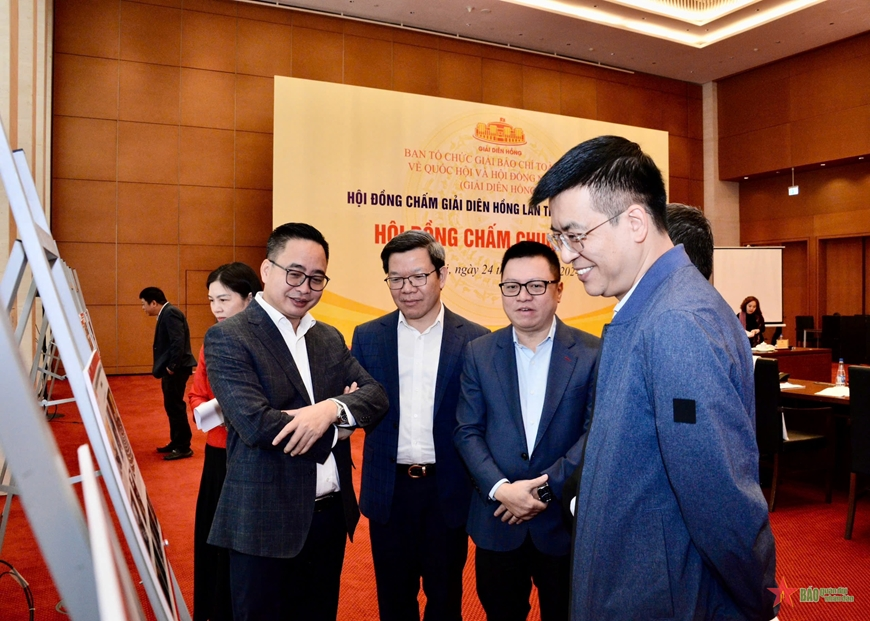 Les membres du jury final du prix Dien Hong évaluent les œuvres photojournalistiques.