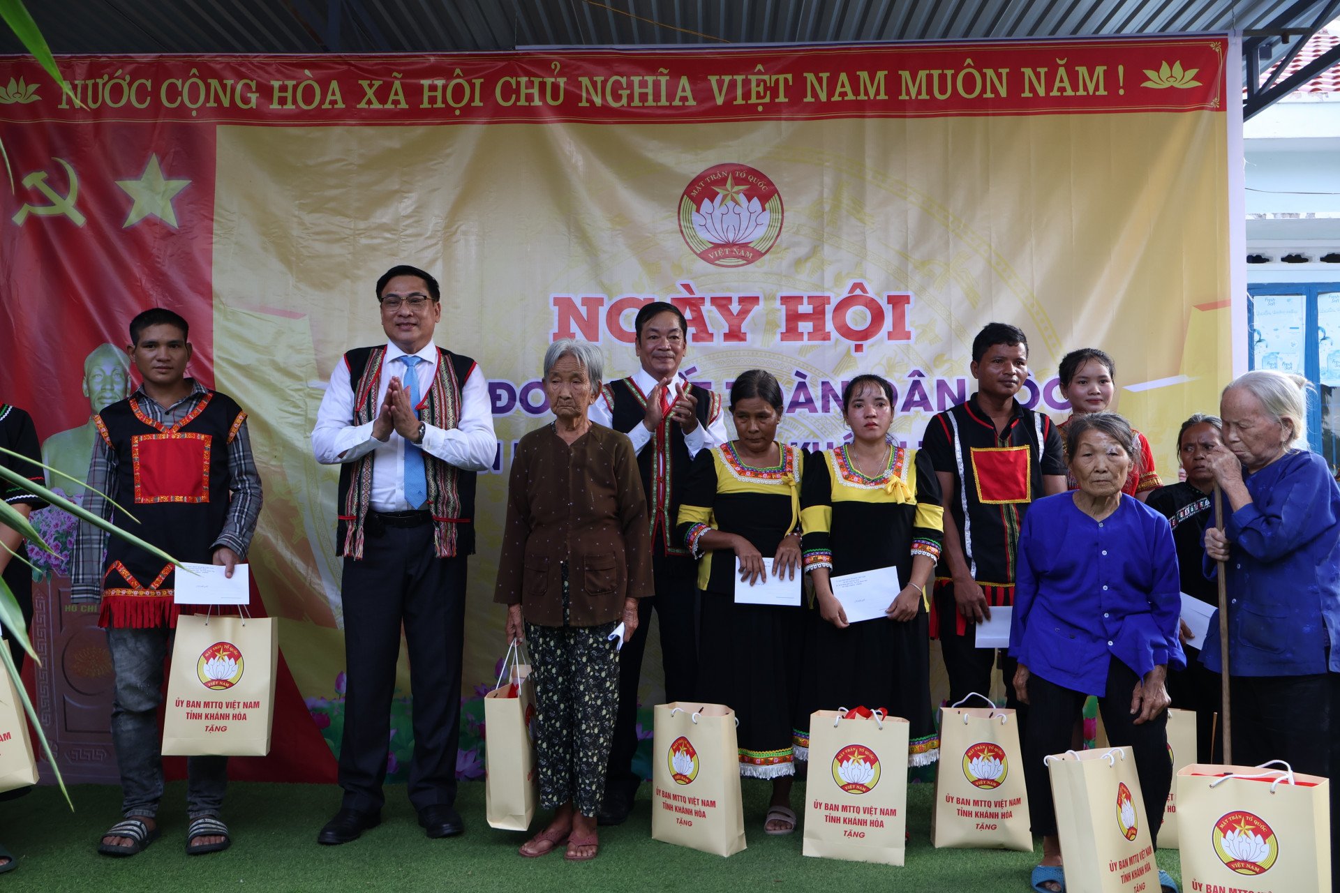 M. Le Huu Tho et M. Nguyen Van Thien offrent des cadeaux aux ménages pauvres.