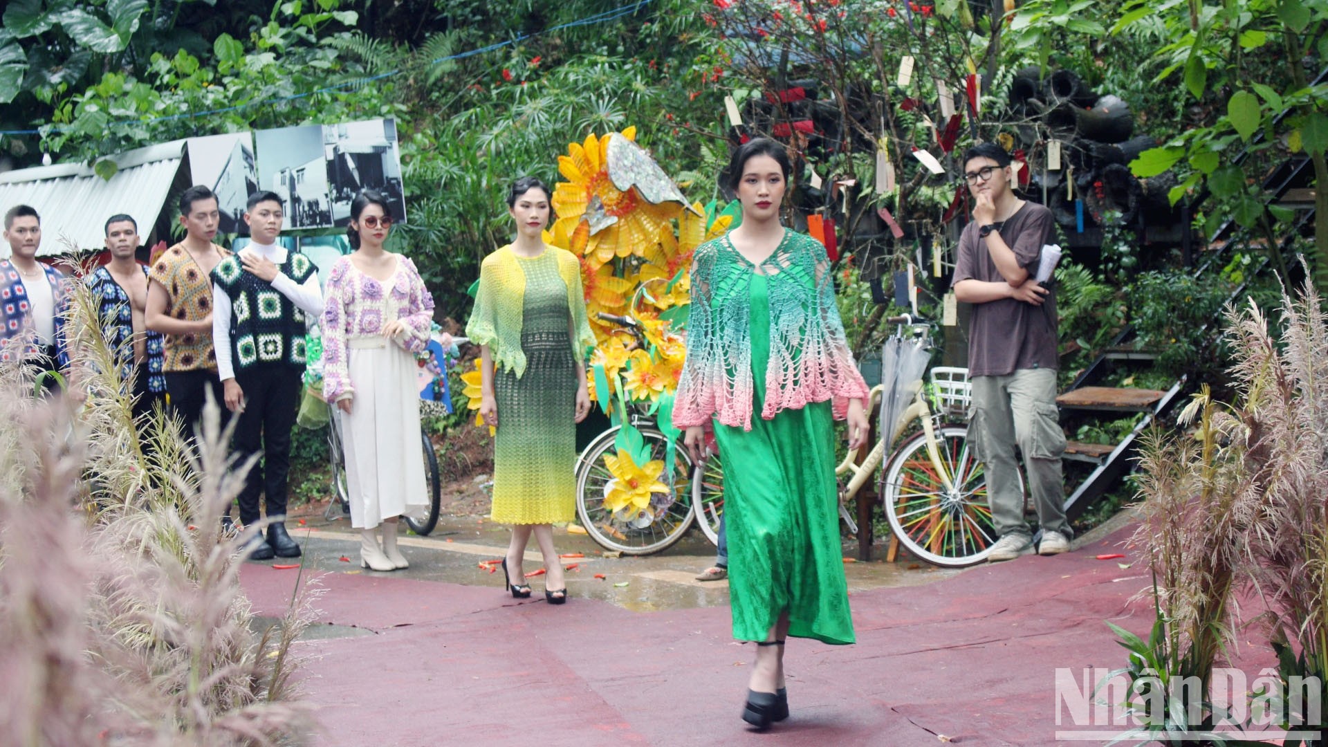 “Knitting spring clothes” in the chilly weather of Dalat photo 16
