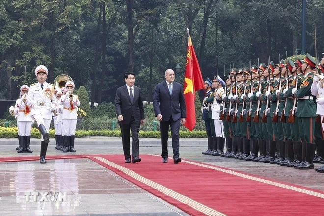 President Luong Cuong and Bulgarian President Rumen Radev review the Guard of Honor of the Vietnam People's Army. (Photo: Lam Khanh/VNA)