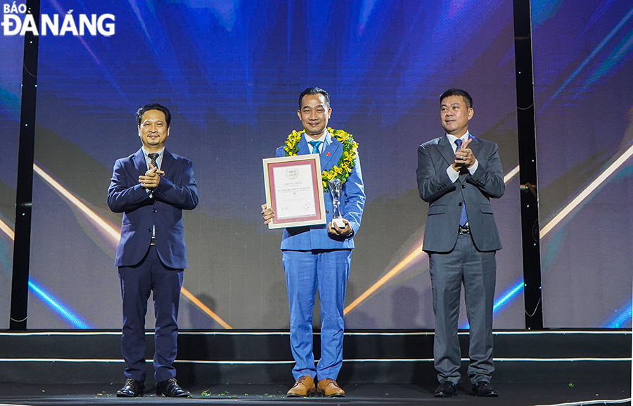 Herr Le Dinh Nam (Mitte), stellvertretender Generaldirektor des Furama Resort Danang, erhielt den Ehrenpokal vom Organisationskomitee. Foto: Furama bereitgestellt.