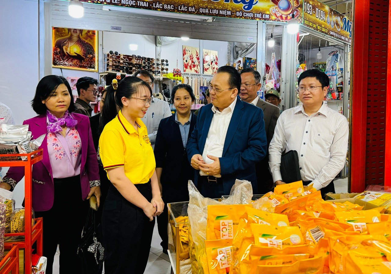 M. Le Huu Hoang a rendu visite aux commerçants du marché de Dam et leur a souhaité une bonne année.