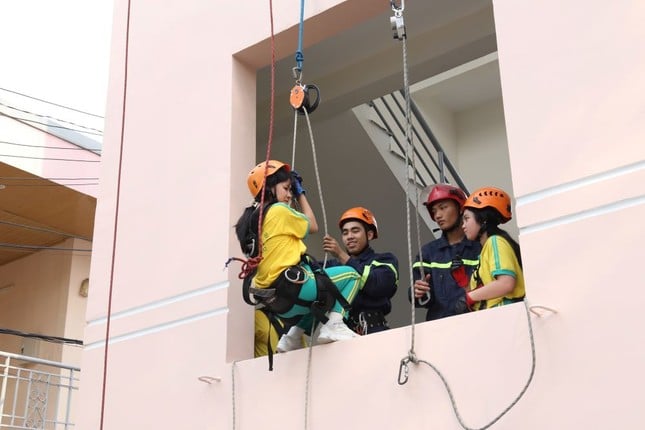 Jóvenes 'bomberos' se balancean en cuerdas, trepan edificios altos para combatir incendios y rescatar víctimas foto 6