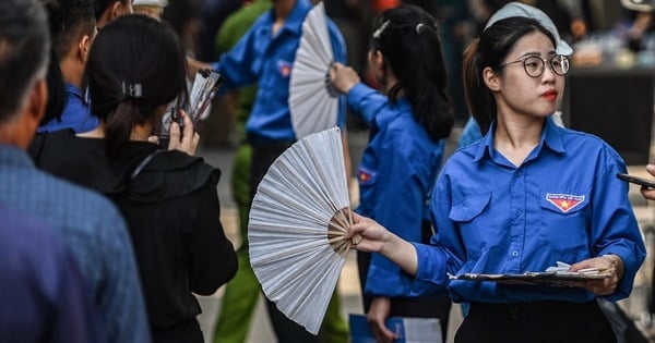 사람들은 거리에 선풍기를 놓고, 응우옌 푸 쫑 서기장을 방문하는 사람들을 위해 레모네이드를 만들었습니다.