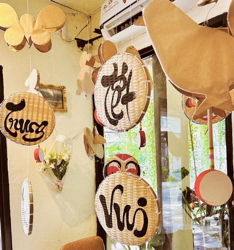 ការតុបតែងពិធីបុណ្យពាក់កណ្តាលសរទរដូវជាប្រពៃណីនៅហាង May Coffee & Tea ធ្វើឱ្យមានការចងចាំពីកុមារភាព។