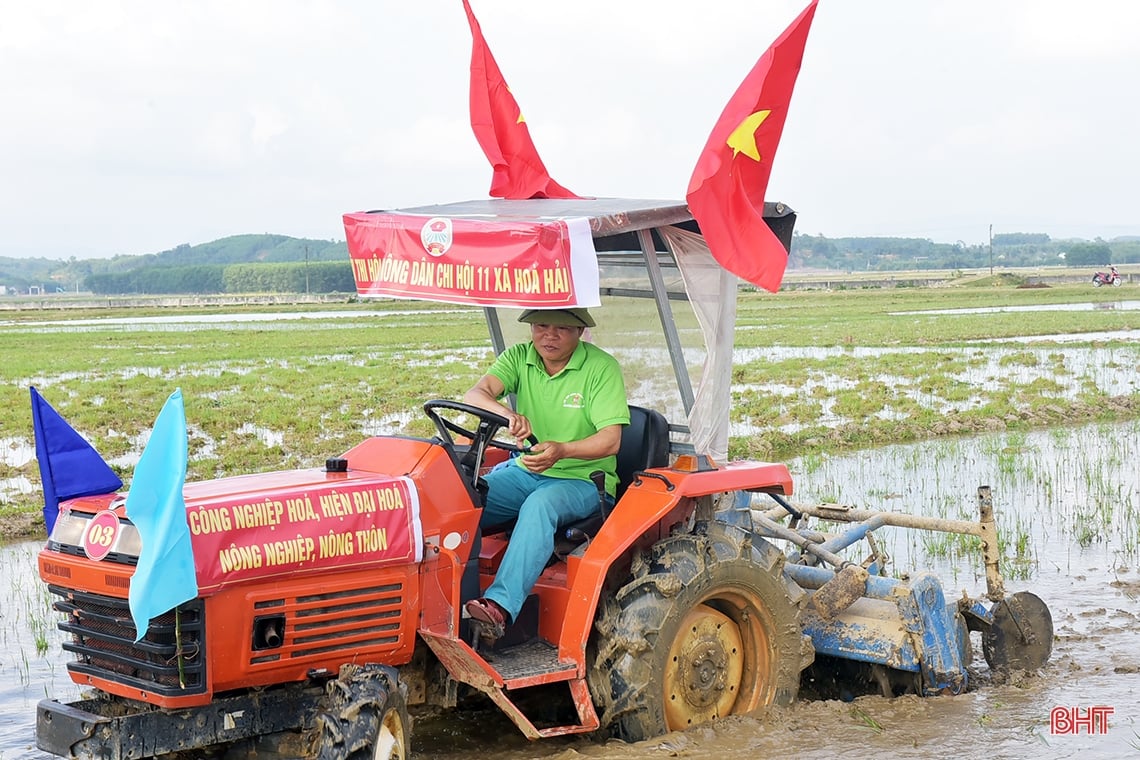 មើលកសិករ Huong Khe ប្រកួតប្រជែងភ្ជួរ