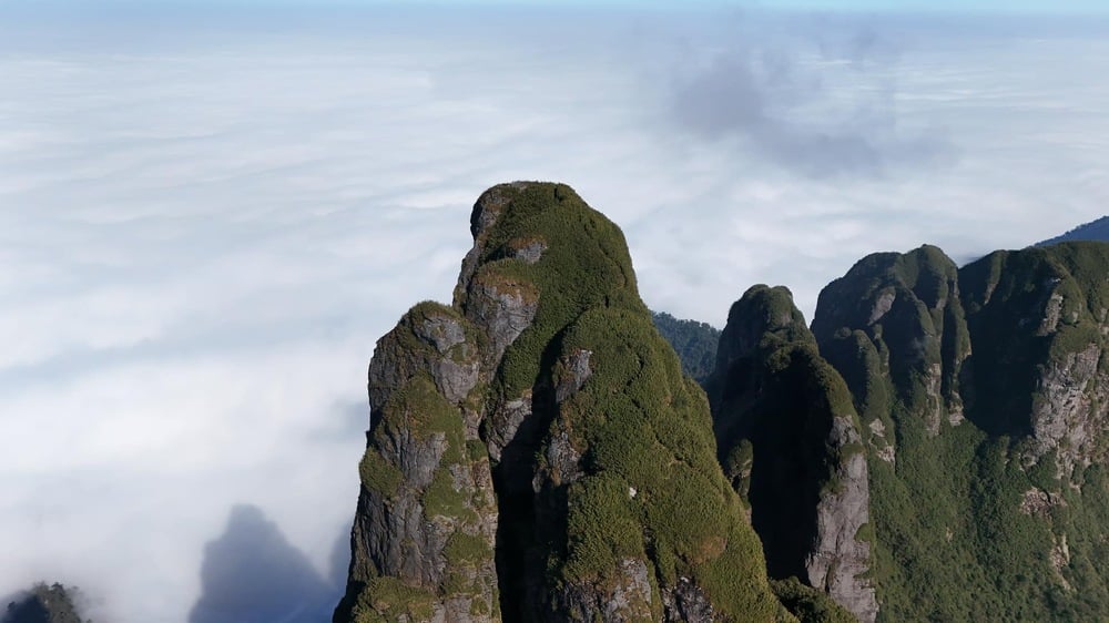 Der Name Ngu Chi Son leitet sich von der Form des Berges ab, der wie fünf Finger aussieht, die sich senkrecht in den Himmel erstrecken. Mit einer Höhe von 2.858 m ist der Berg aus der Ferne hoch und majestätisch und stellt für jeden Wanderer eine Herausforderung dar, egal wie erfahren er ist. Foto: NVCC