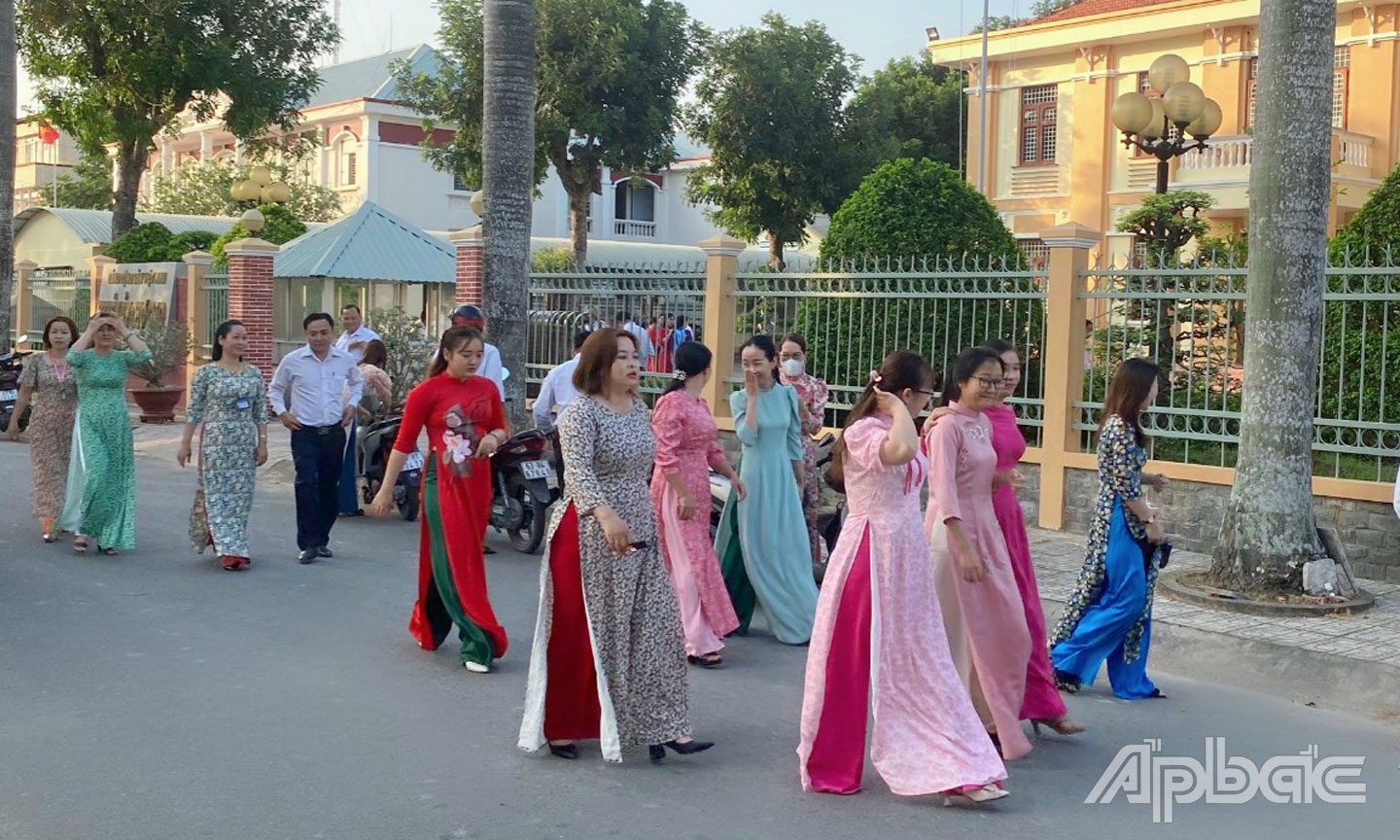 Les agences et unités de la province de Tien Giang ont lancé une campagne pour que les cadres, les fonctionnaires et les employés publics portent l'Ao Dai en réponse.
