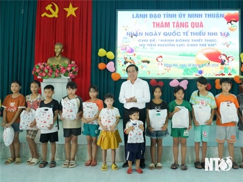 Comrade Pham Van Hau, Standing Deputy Secretary of the Provincial Party Committee, Chairman of the Provincial People's Council visited and presented gifts on the occasion of International Children's Day June 1Children's Day