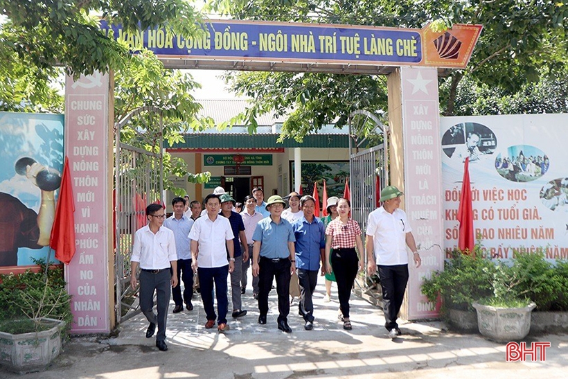 Une délégation de Tuyen Quang visite une nouvelle zone rurale à Huong Son