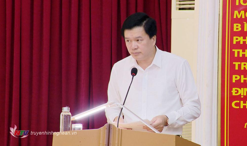 Comrade Nguyen Dinh Hung - Member of the Provincial Party Executive Committee, Chief of the Provincial Party Office presented the Draft Outline of the Political Report of the 20th Provincial Party Congress, term 2025 - 2030.