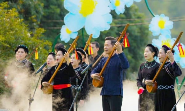 La personne qui a apporté la danse Then Tay Binh Lieu à travers l'océan