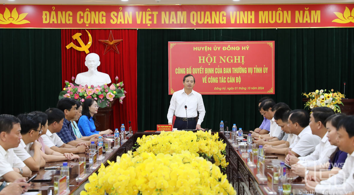 도당위원회 상임부서기 Pham Hoang Son이 회의에서 연설했습니다.