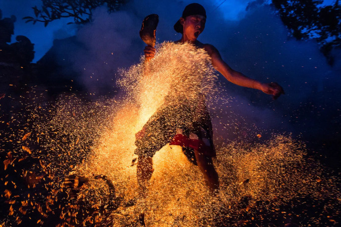 Feuertanzritual aus Kokosnussschalen in der Ngrupuk-Nacht. Foto: Agung