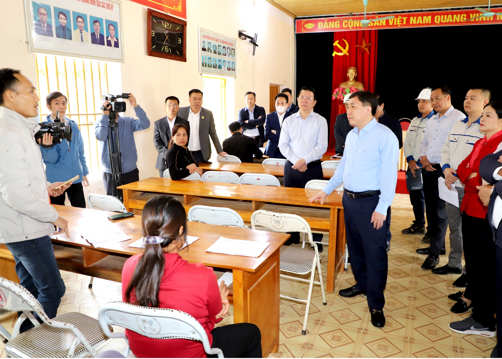 Acting Provincial Party Secretary Nguyen Manh Dung visited and talked with people in Kiem village, Quang Minh commune.