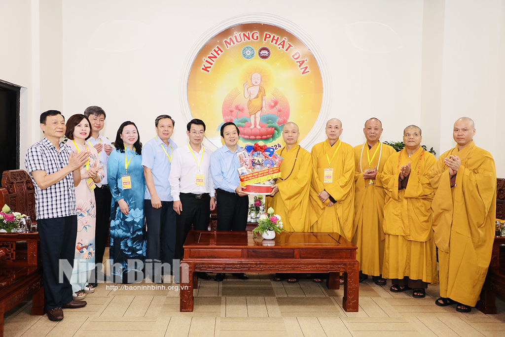 Le président du Comité populaire provincial a visité et félicité le Comité exécutif de la Sangha bouddhiste du Vietnam dans la province à l'occasion de l'anniversaire de Bouddha.