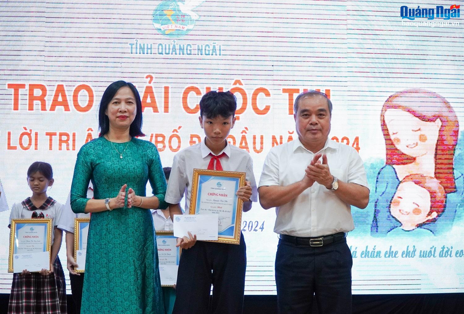 Der erste Preis im Wettbewerb zum Schreiben von Dankesworten an Paten ging an Nguyen Van Phi, einen Schüler der Nghia Ky Secondary School (Tu Nghia).