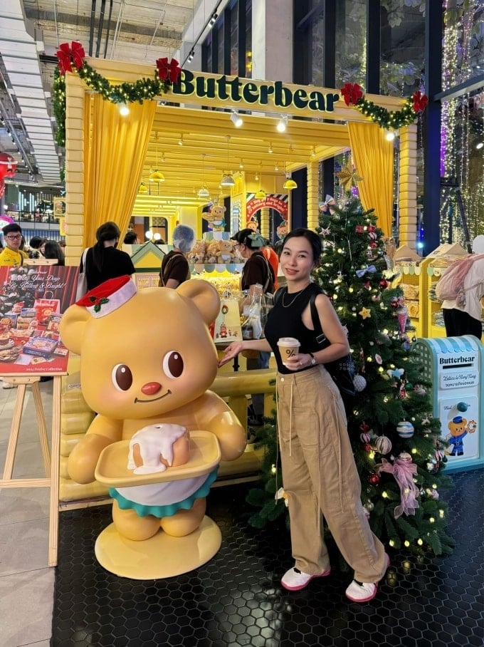 Vietnamese tourists go to Thailand and Singapore at the end of the year to hunt for cheap branded goods