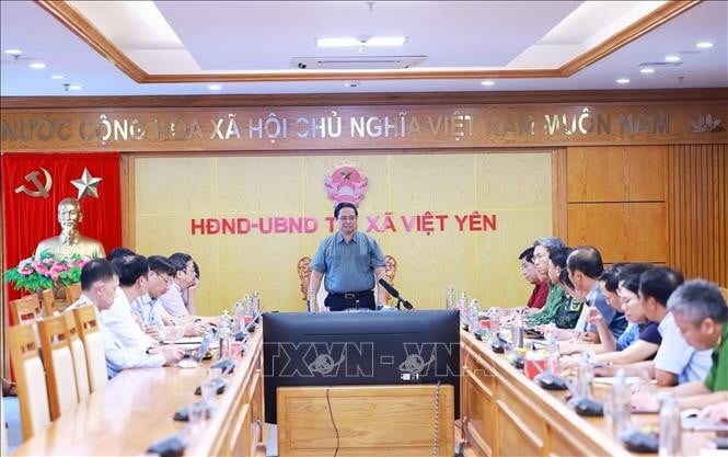 Prime Minister Pham Minh Chinh chairs online meeting to direct flood response