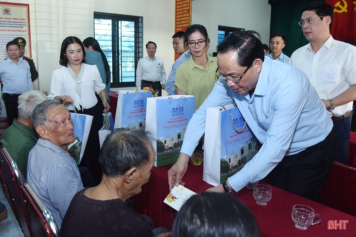 Vice Chairman of the National Assembly wishes a happy new year to people, officers and soldiers in Ha Tinh